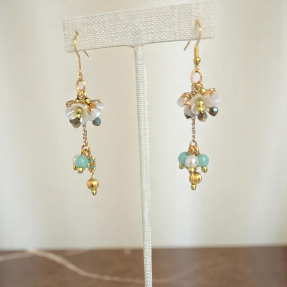 Multi white flower pearl dangle earring with aqua facet stones - Picture 2 of 4